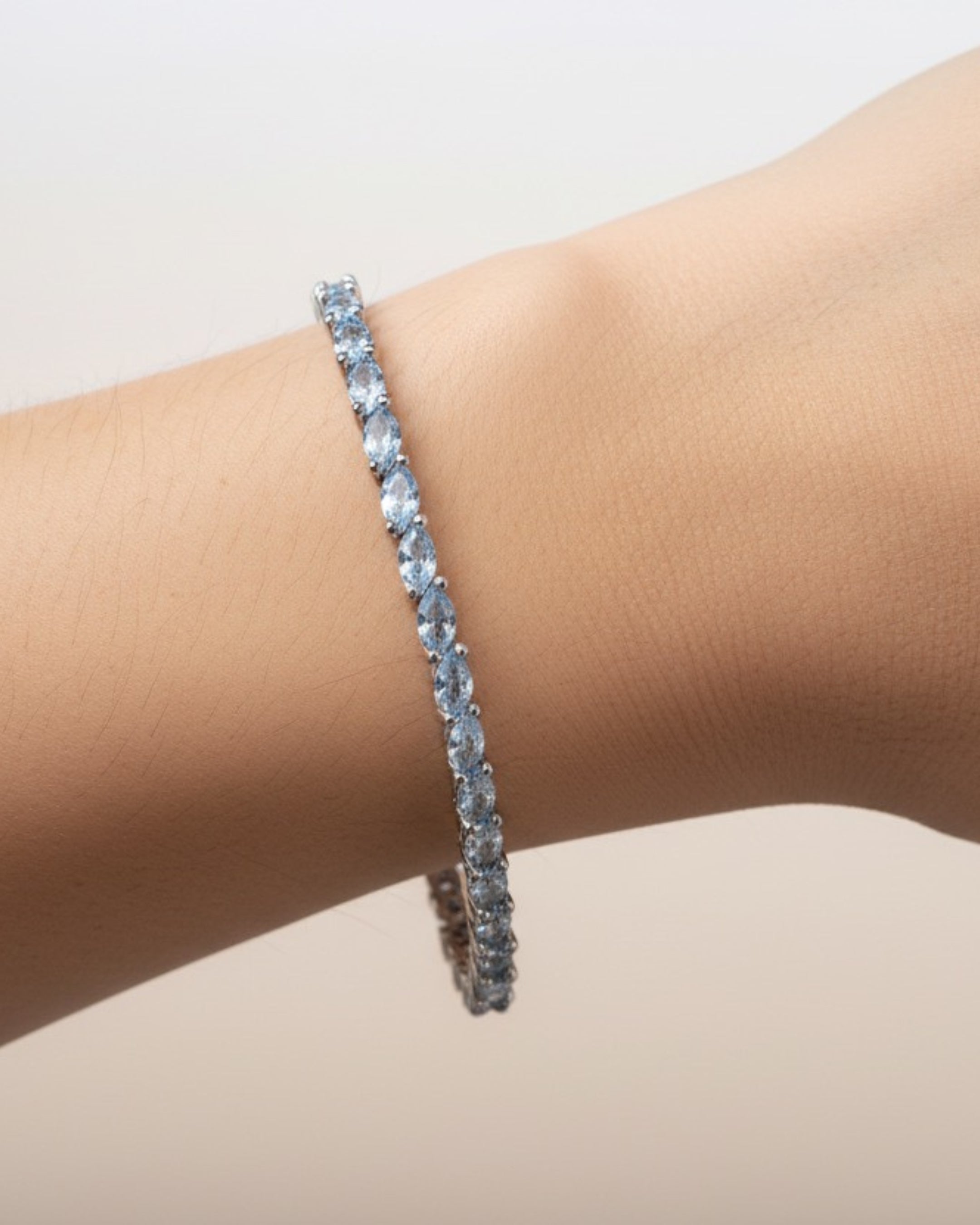 Pulsera MET azul aguamarina con brillo refinado y acabado en rodio.