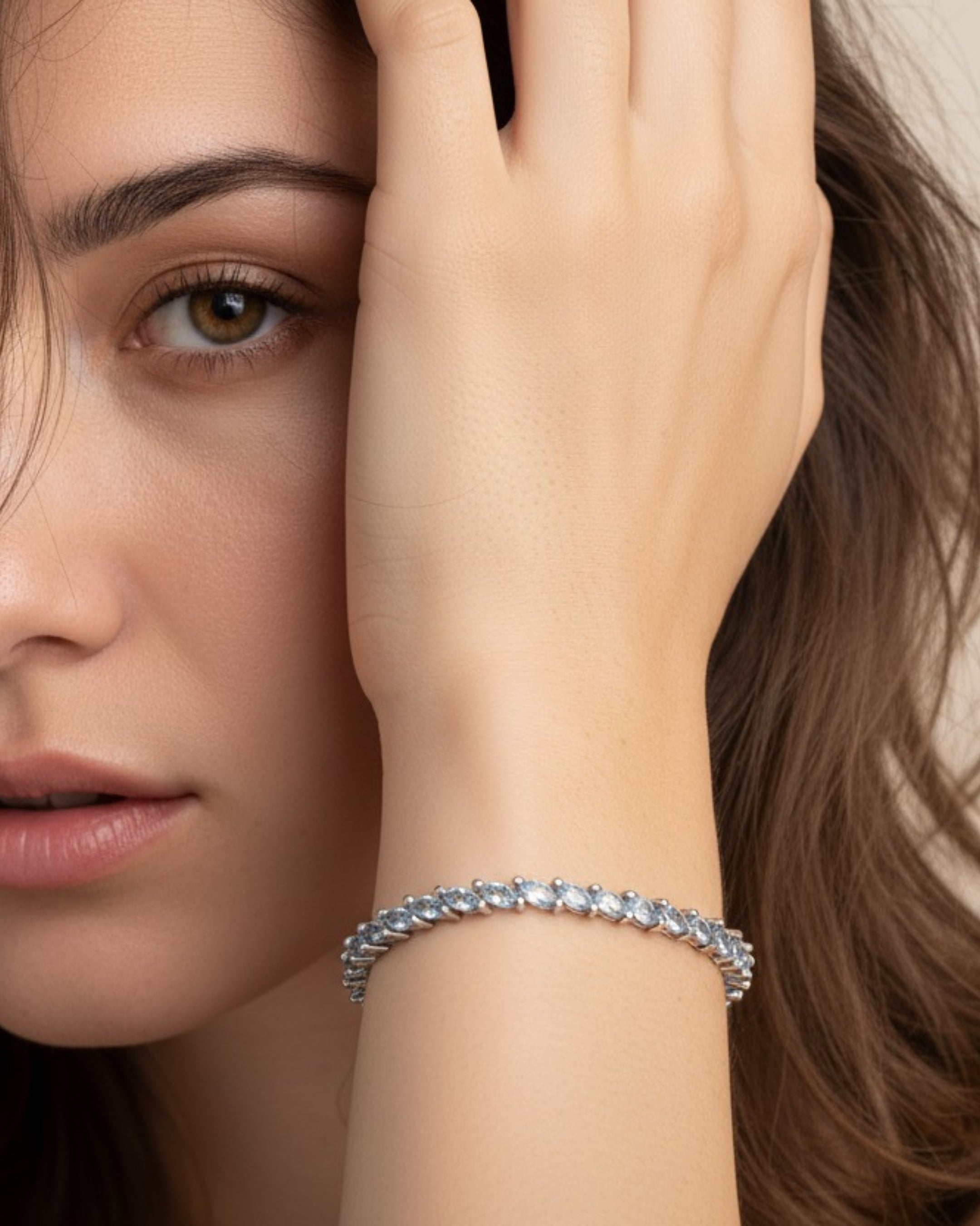 Pulsera MET con brillo aguamarina y piedras en talla marquesa.
