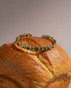 Pulsera multicolor TALA con chapado en oro amarillo de 18 kt y diseño rígido abierto ajustable.