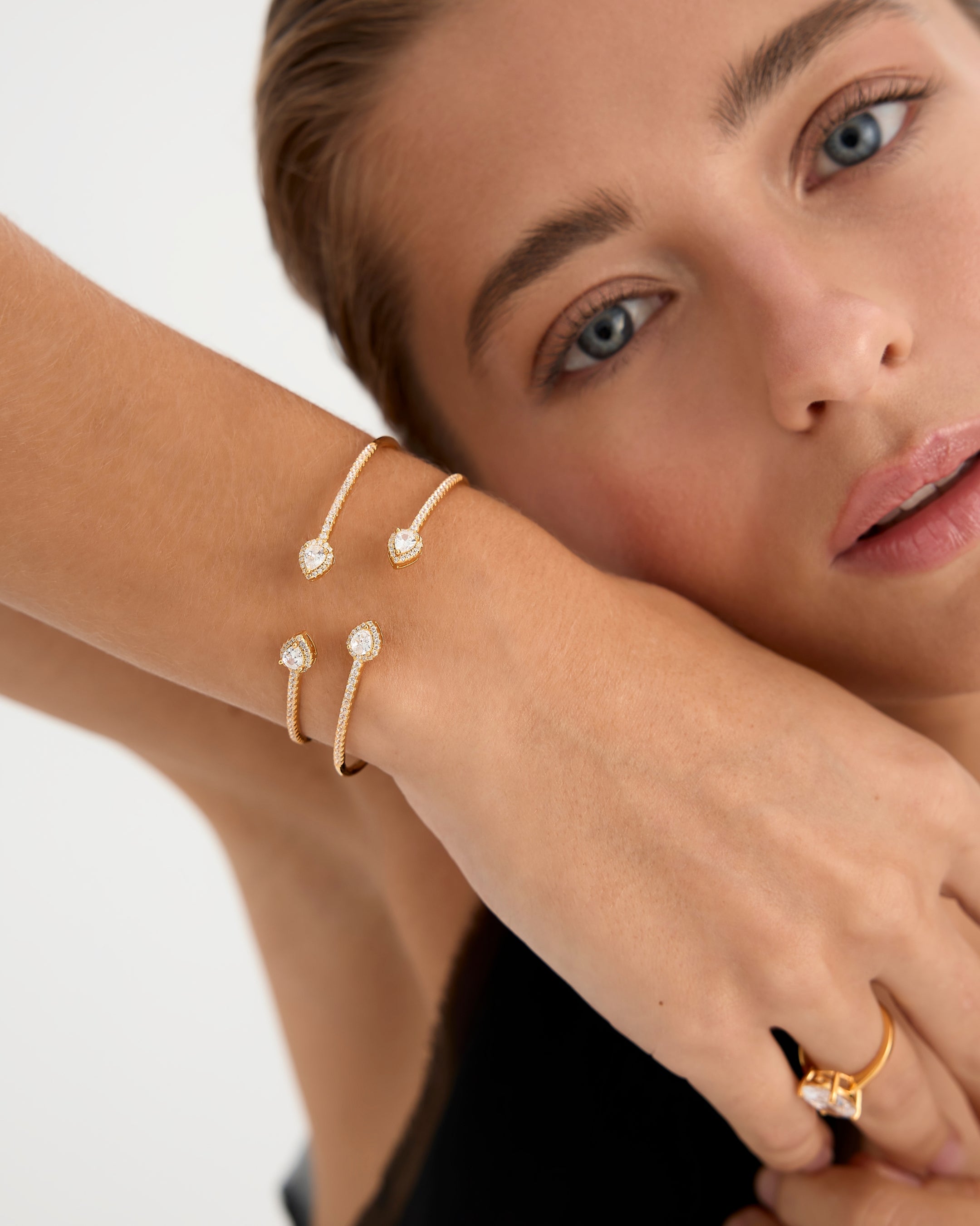 Pulsera oro amarillo para mujer con circonitas brillantes y estilo refinado.