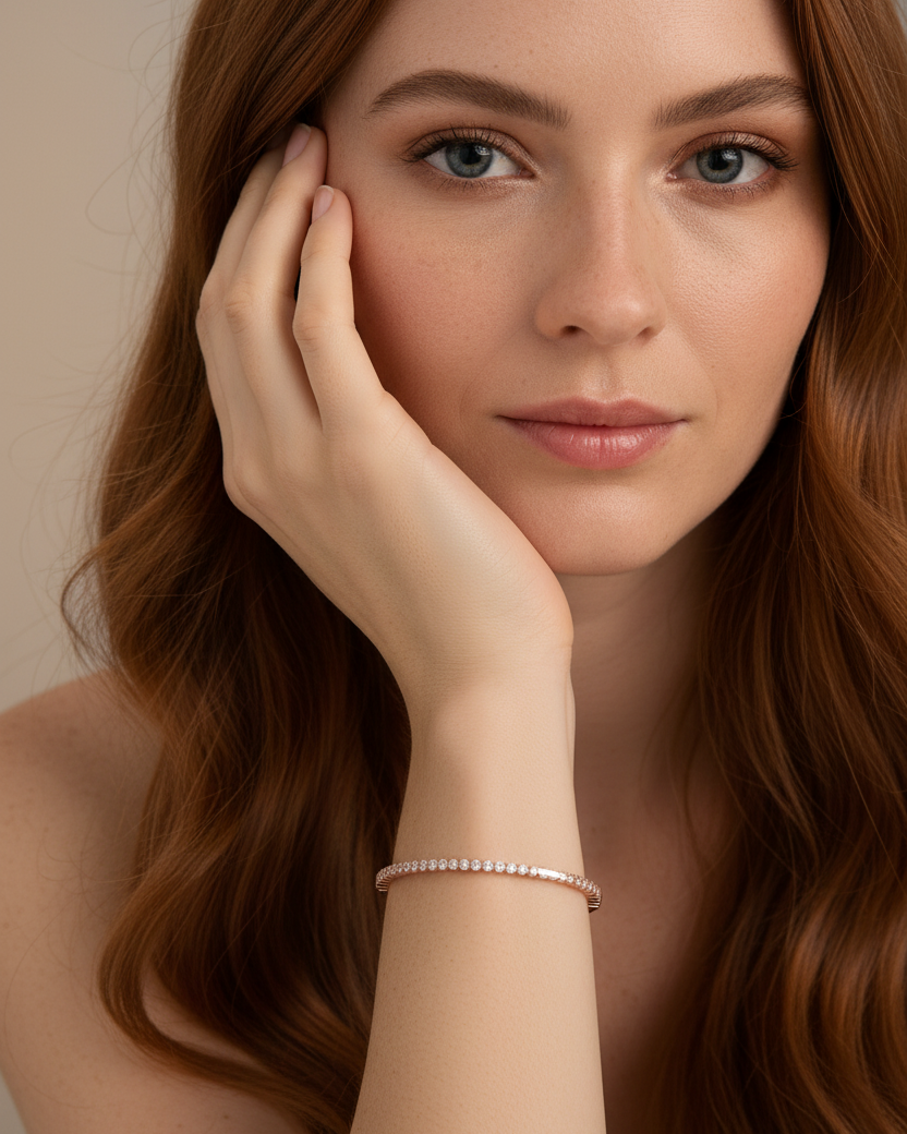 Pulsera oro rosa para mujer con diseño minimalista y circonitas luminosas.