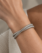Pulsera rígida blanca LUCE de Sibela con diseño tubular y acabado luminoso.