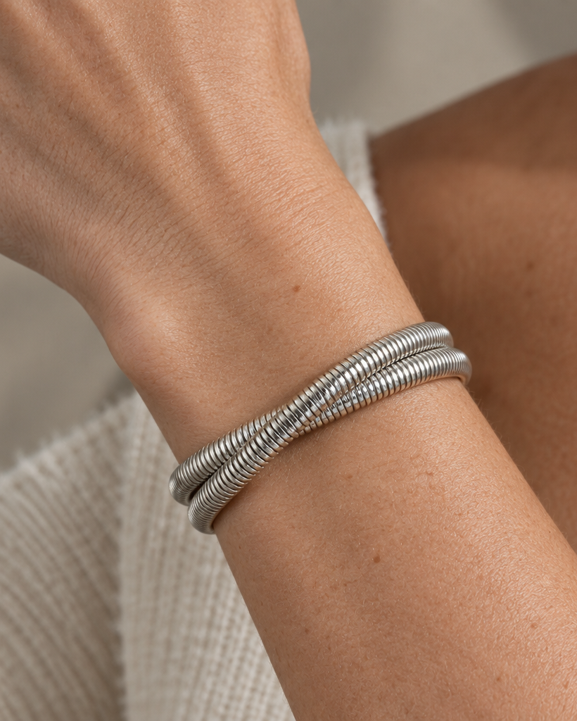 Pulsera rígida blanca LUCE de Sibela con diseño tubular y acabado luminoso.
