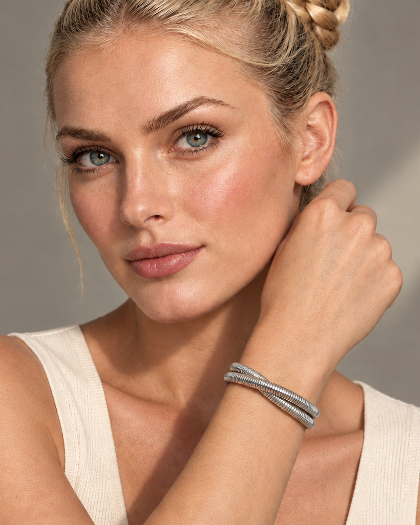 Pulsera rígida LUCE abierta con acabado blanco y silueta limpia y estructurada.