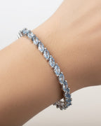 Pulsera elegante en rodio con piedras azul aguamarina luminosas.