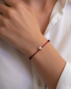 Pulsera roja inspirada en el amor, la protección y la buena fortuna.