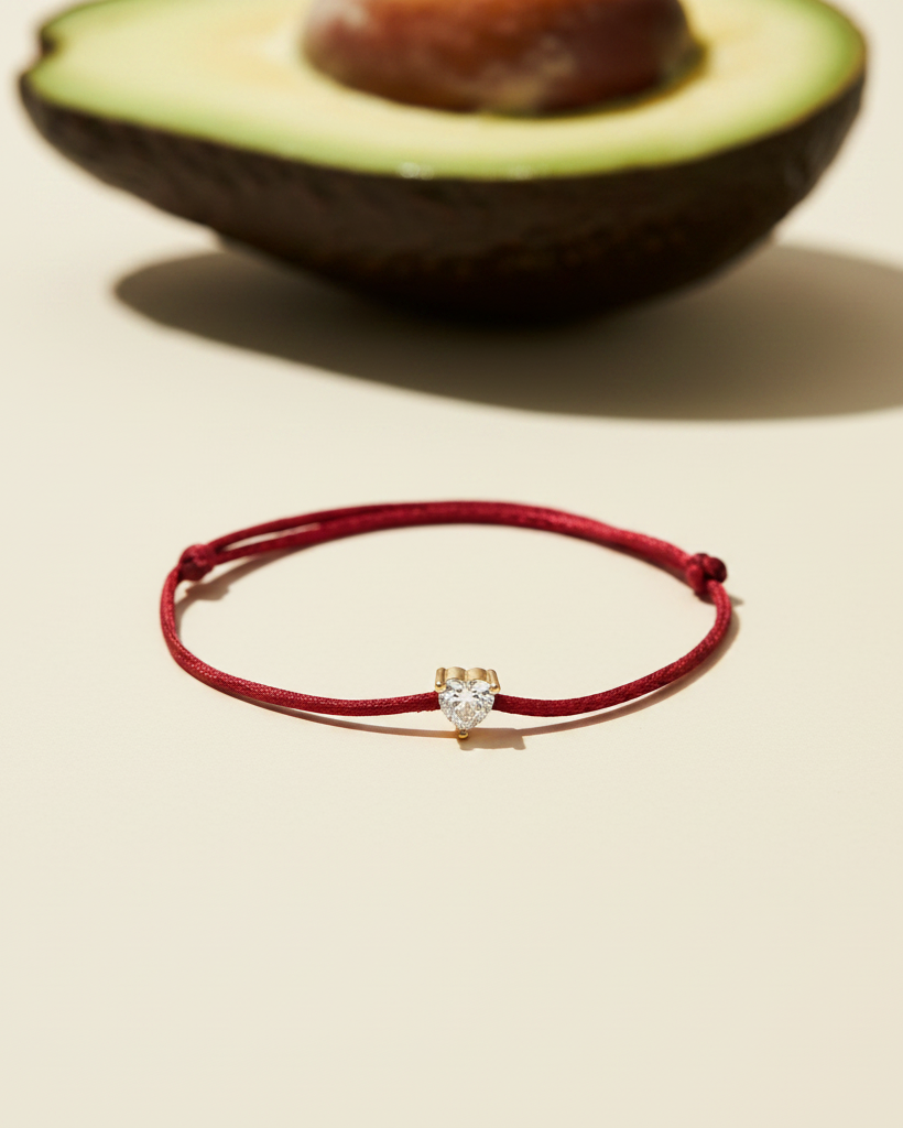 Pulsera roja con piedra corazón y diseño delicado y elegante.