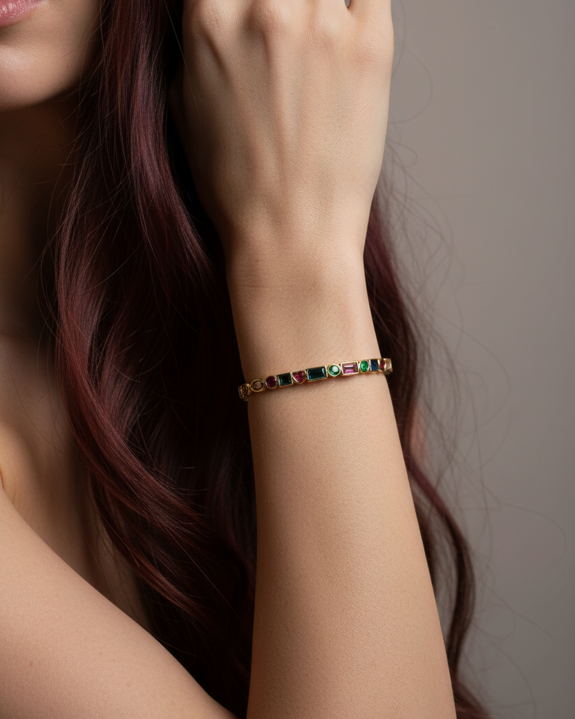 Pulsera ajustable TALA dorada con piedras multicolores en talla circular, oval, cuadrada, rectangular y corazón.