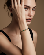 Pulsera TALA con diseño efecto mosaico de piedras multicolores y chapado en oro amarillo de 18 kt.