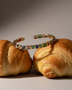 Pulsera TALA chapada en oro amarillo de 18 kt con combinación de piedras multicolores de distintas tallas.
