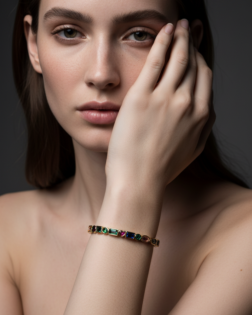 Pulsera TALA con piedras azules, verdes, rosas, púrpuras y blancas en diferentes formas y tamaños.
