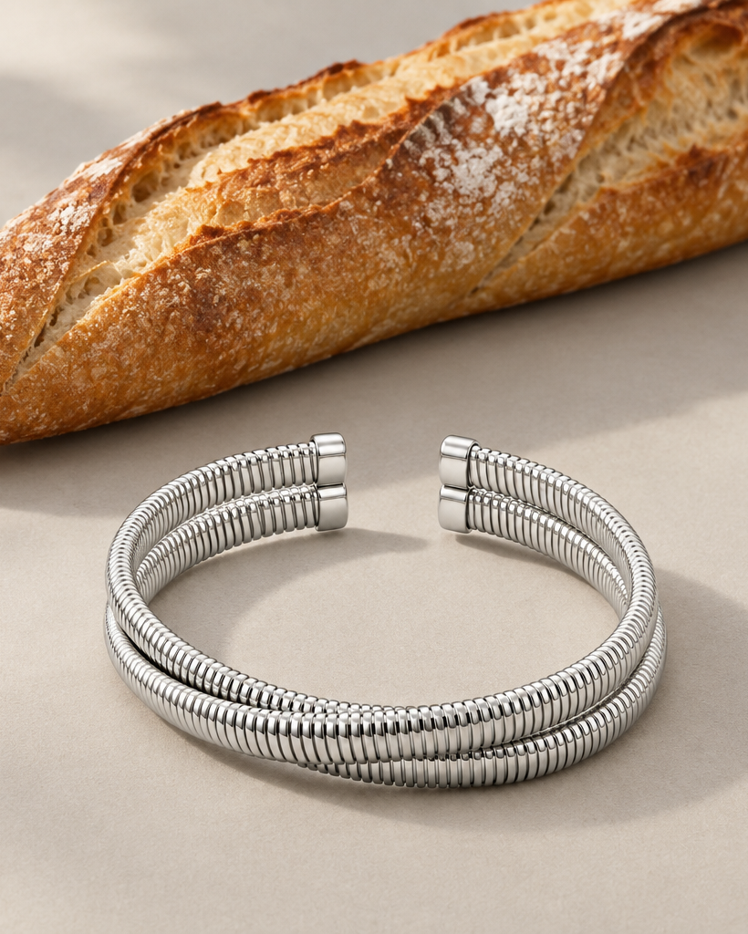 Pulsera tubular LUCE con acabado blanco y forma abierta de estilo contemporáneo.