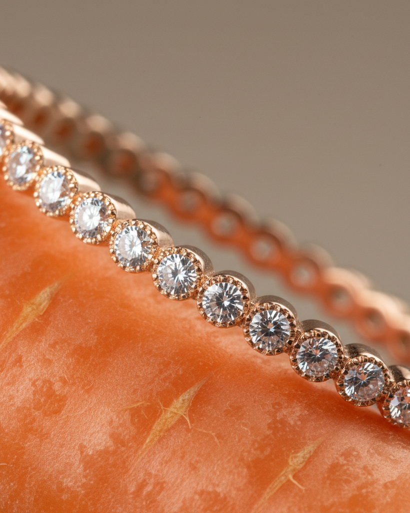 Pulsera Vel con brillo sutil y circonitas blancas llenas de luz.