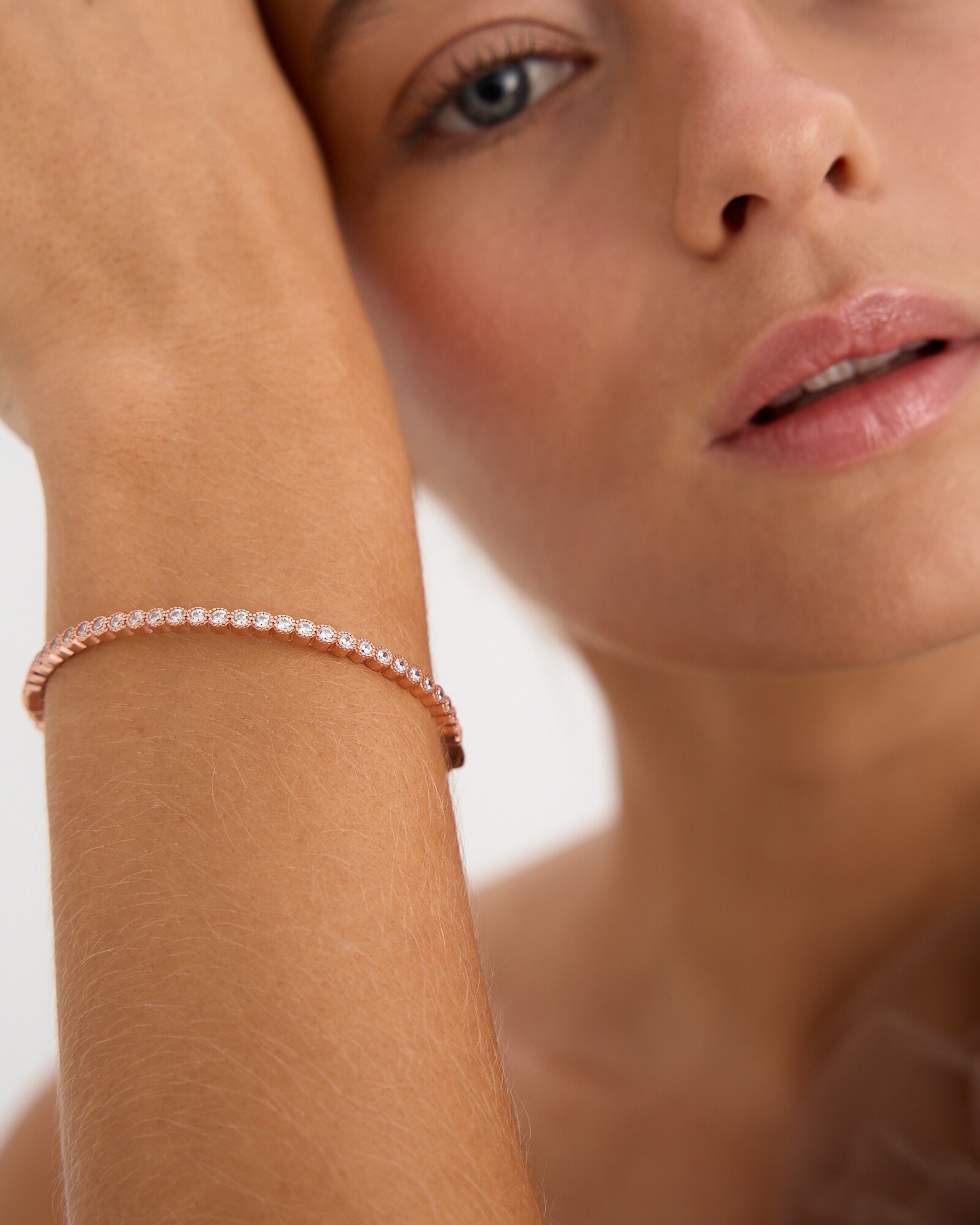 Pulsera Vel elegante con brillo delicado y acabado refinado en oro rosa.