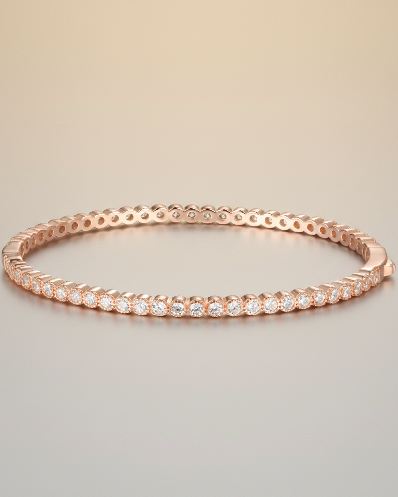 Pulsera femenina elegante con acabado en oro rosa y brillo delicado.