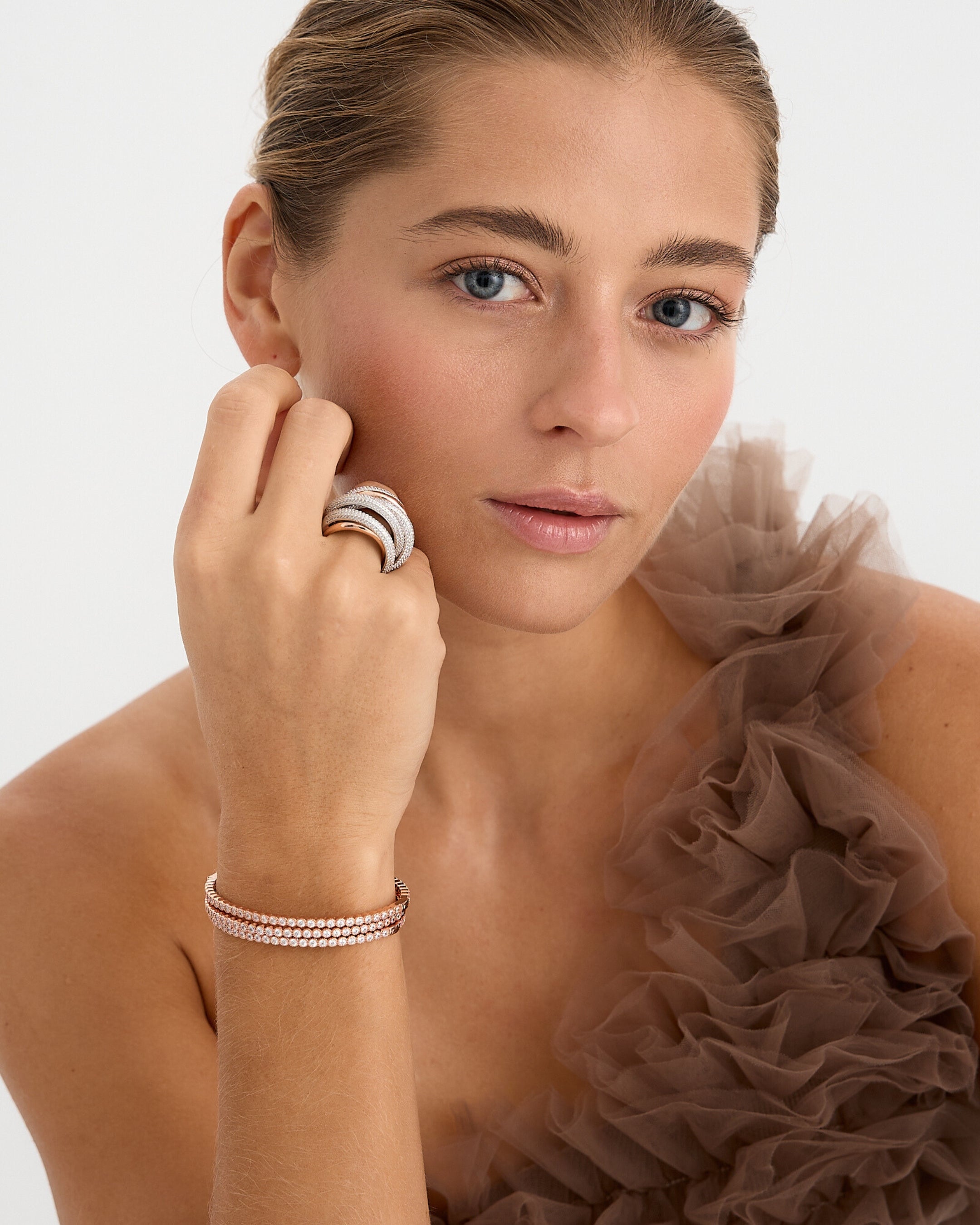 Pulsera Vel de joyería fina con circonitas luminosas y acabado elegante.
