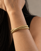 abierto.jpgPulsera VITA tipo brazalete dorado abierto con silueta limpia y estructurada.