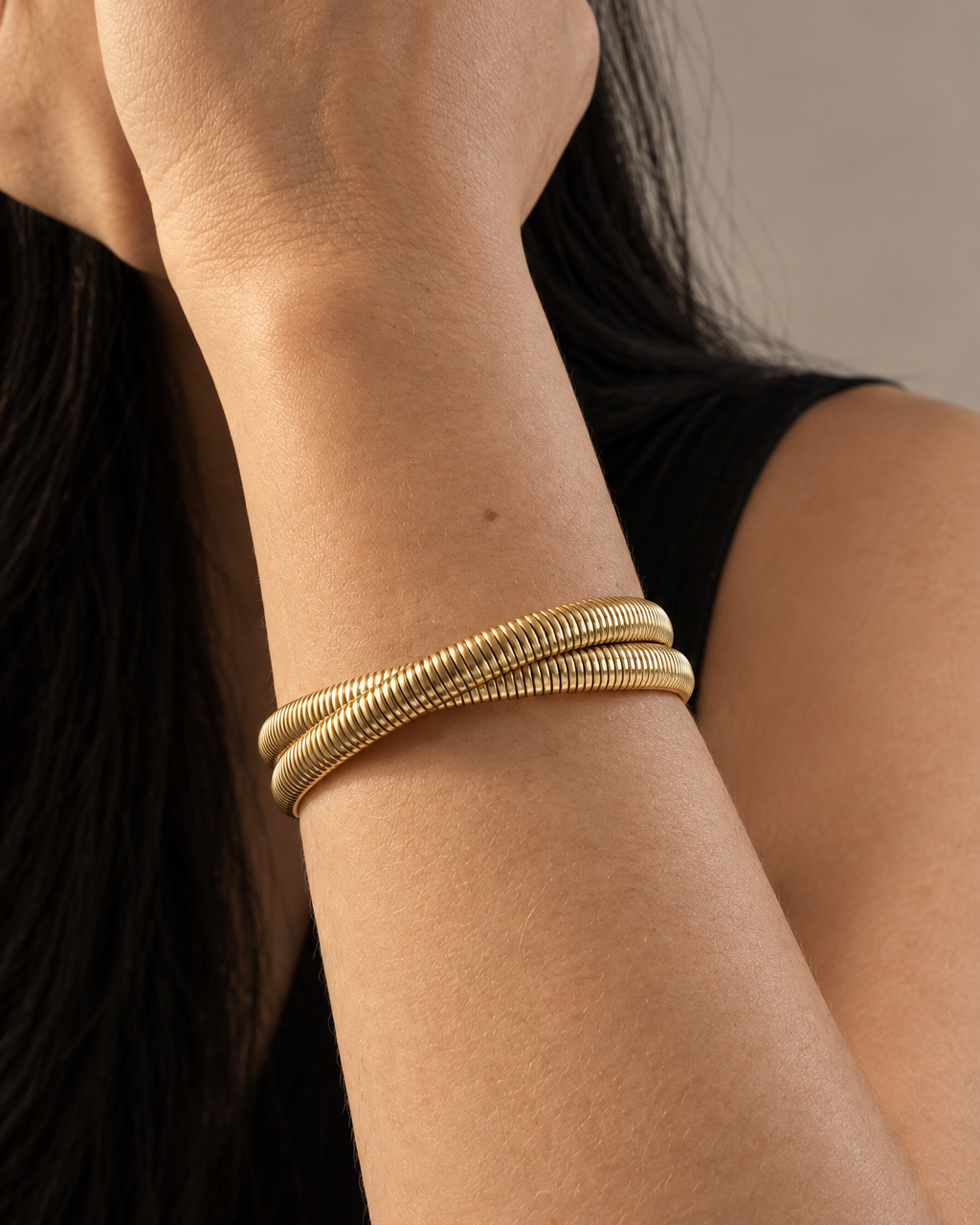 abierto.jpgPulsera VITA tipo brazalete dorado abierto con silueta limpia y estructurada.