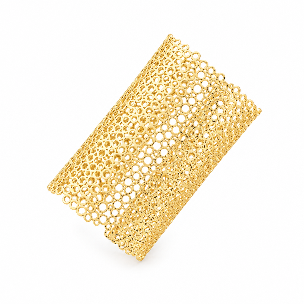 Pulsera ZARB dorada de Sibela Studio con diseño de filigrana de círculos entrelazados.