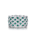 Anillo STILL de Sibela Studio con piedras verdes esmeralda y blancas en un diseño elegante y luminoso.