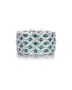 Anillo STILL de Sibela Studio con piedras verdes esmeralda y blancas en un diseño elegante y luminoso.
