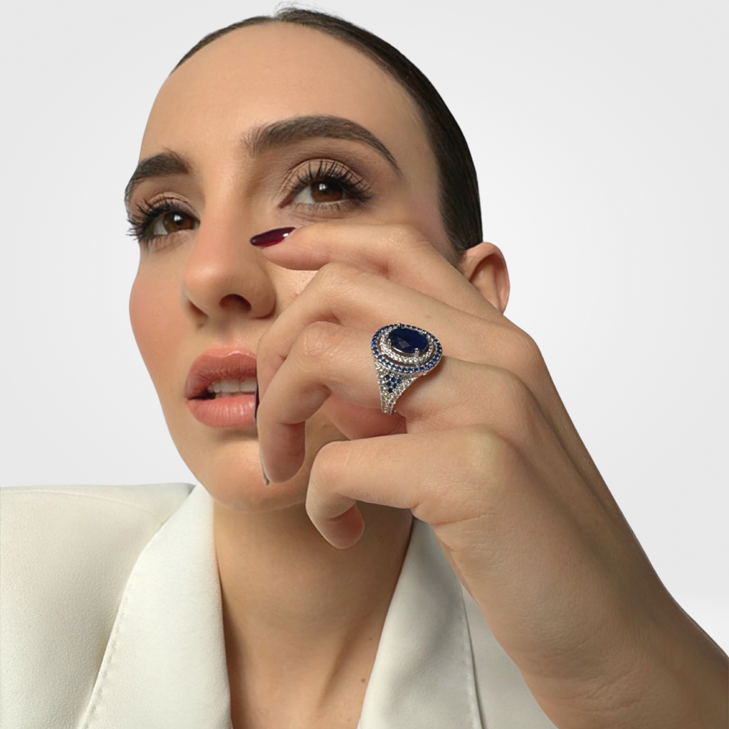 Anillo Céfiro: Clásico reinventado en plata 925, piedra principal oval de 7x9 mm, detalles en piedras laterales. Elegancia actualizada.