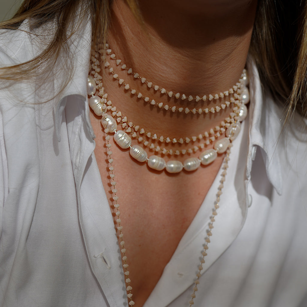 SIBELA-STUDIO-COLLAR-PERLAS-BLANCAS-AGUA-DULCE-COLECCION-ZAHARA-CIERRE-ANILLO-VERANO-COMBINACION-COLLARES