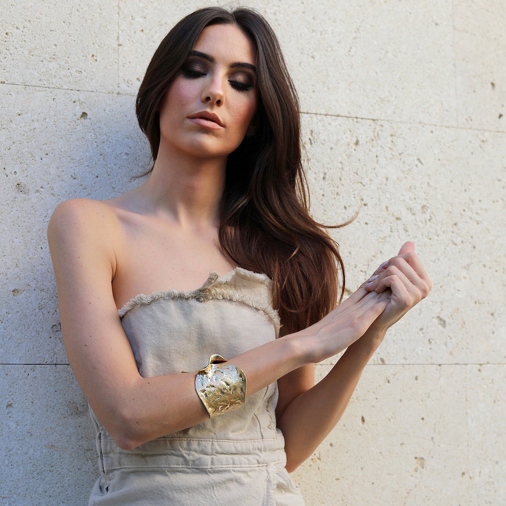 sibila-studio-pulsera-kala-dorada-brazalete-ajustable-coleccion-zahara-verano-ajustable-puslera-irregular.