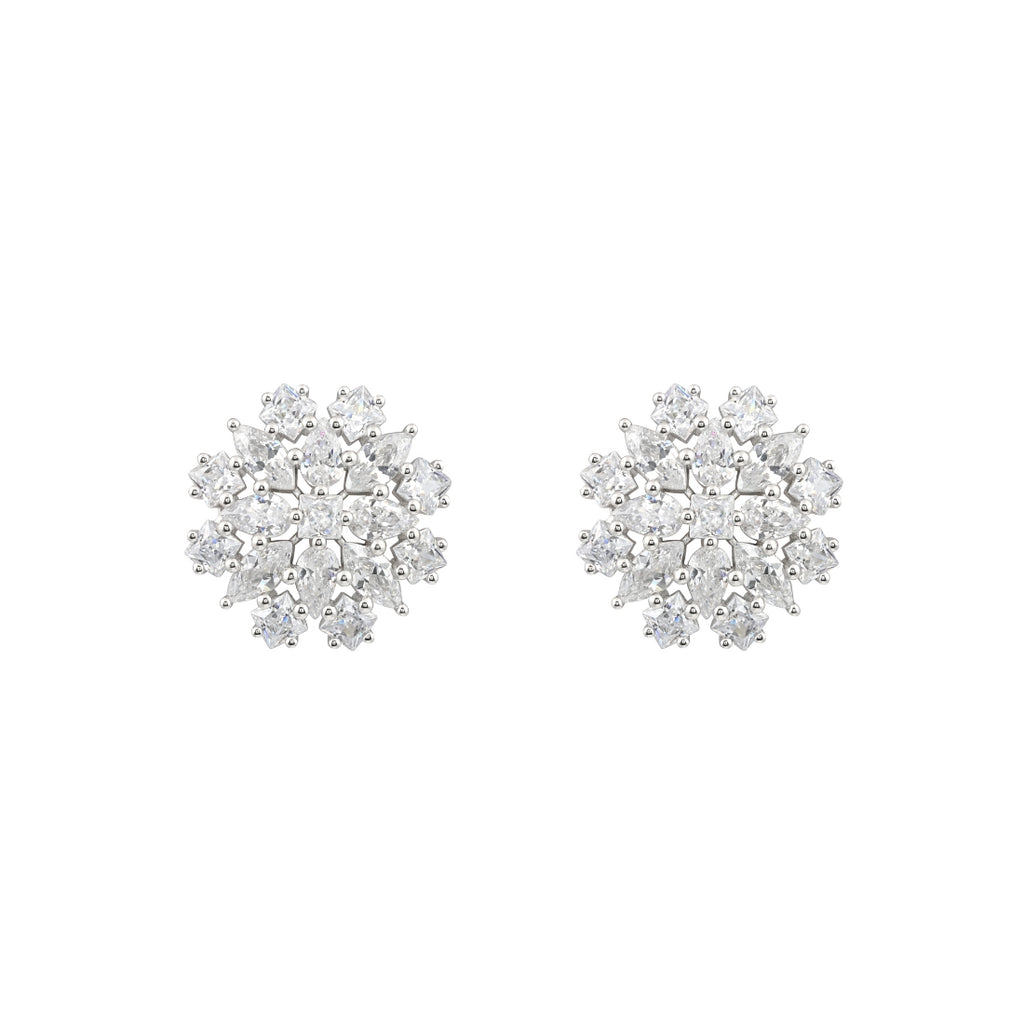Los Pendientes Albo son un ejemplo de pureza y refinamiento en su forma más simple. En blanco puro, cada círculo representa la elegancia atemporal, ofreciendo una expresión clásica de estilo.  Realizados en plata de primera ley 925 milésimas y acabados con un baño de rodio, la composición de sus piedras, tanto en talla cuadrada como en talla marquesa, talla gota y talla rombo, acaba formando un círculo perfecto. Todas las piedras están engastadas con garras.