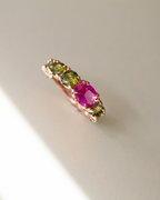 anillo Cyca elaborado en plata de primera ley 925 milésimas, con un elegante baño de oro rosa. El anillo está adornado con piedras en tonos verde y rosa, combinadas en tallas circular y ovalada. Este diseño único fusiona sofisticación y color, ideal para quienes buscan una pieza de joyería moderna y llamativa. Perfecto para destacar en cualquier ocasión especial o para complementar un estilo elegante. Joyería de alta calidad con un acabado impecable.
