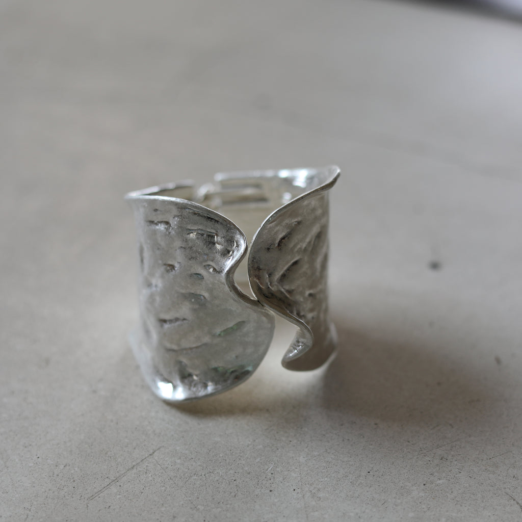 sibila-studio-brazalte-pulser-gruesa-plateada-sibela-plata-ajustabel-colección-zahara 