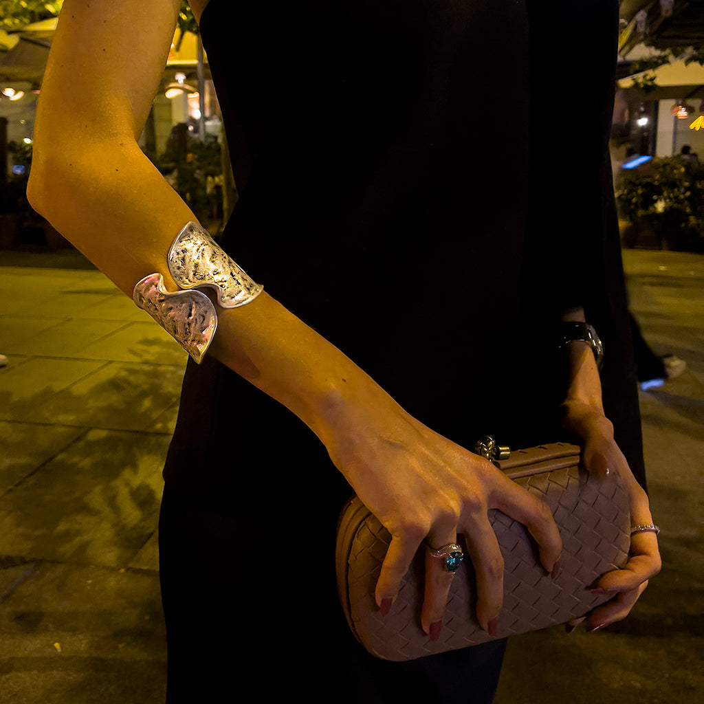 sibila-studio-brazalte-pulser-gruesa-plateada-sibela-plata-ajustabel-colección-zahara 