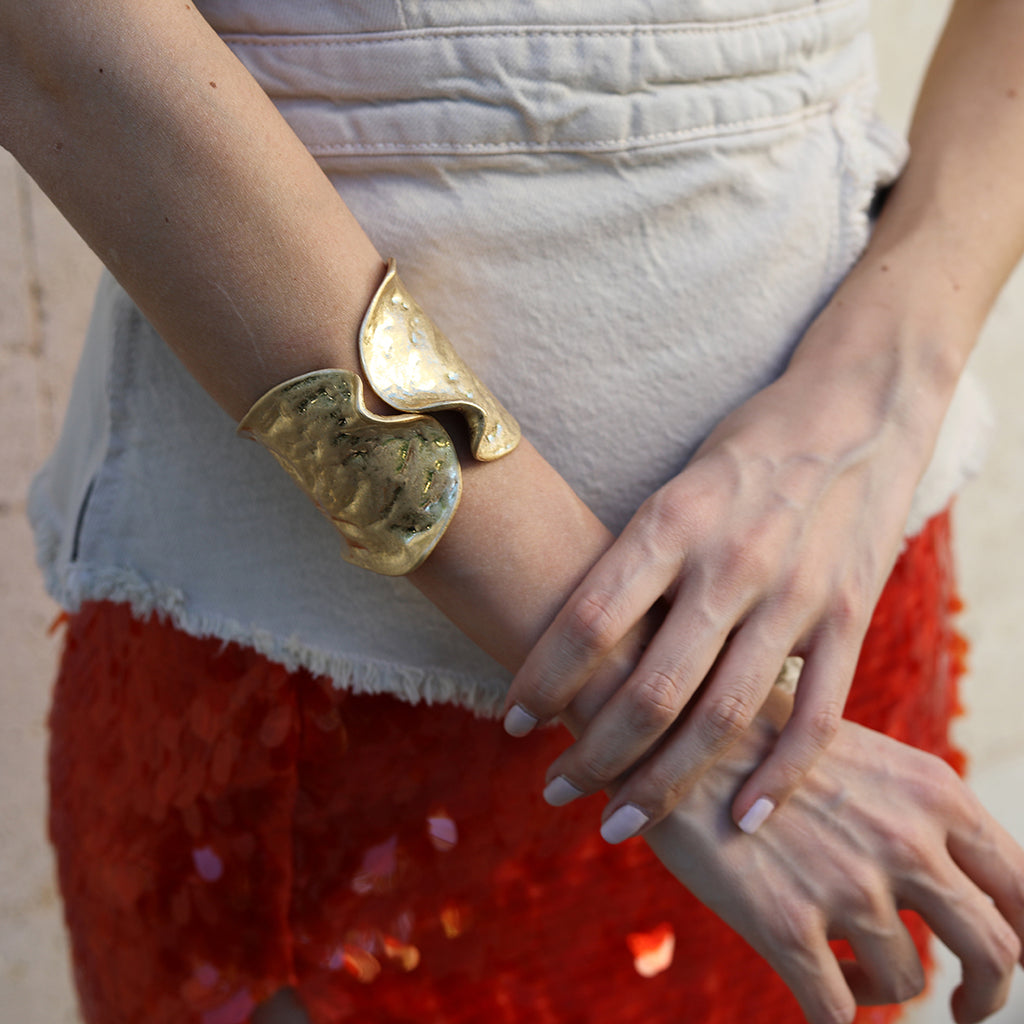 sibila-studio-pulsera-kala-dorada-brazalete-ajustable-coleccion-zahara-verano-ajustable-puslera-irregular-detalle