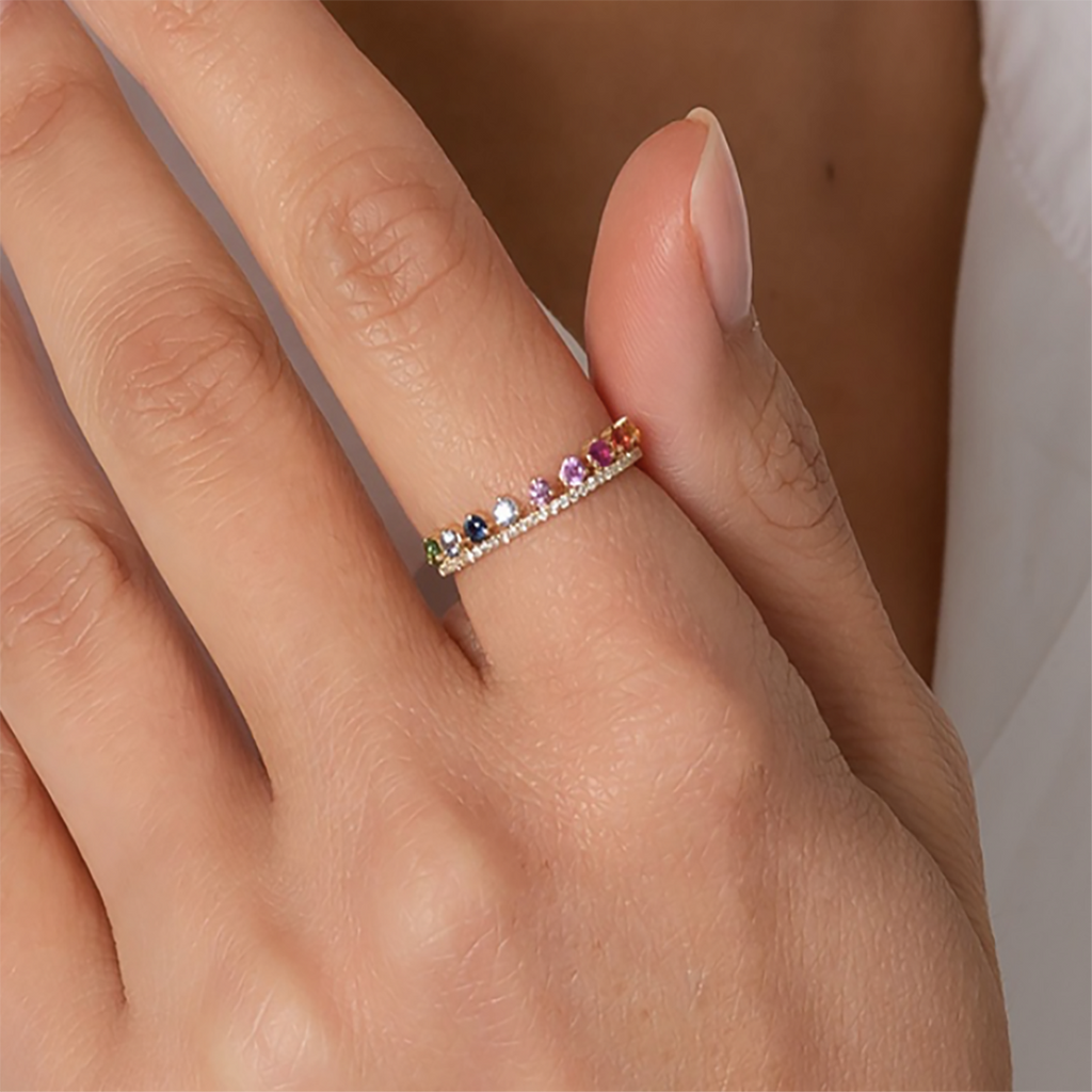 Esencial, una pieza clave para tu fondo de armario el anillo Cuba realizado en plata de 1ª Ley 925 milésimas recubierto por un baño de oro amarillo en 18 Ktes esta compuesto por un aro inferior de pequeñas circonitas en talla circular sobre ellas una corona de gemas en diferentes colores de la misma forma, talla circular aportando un toque de color y luminosidad. 