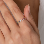 Esencial, una pieza clave para tu fondo de armario el anillo Cuba realizado en plata de 1ª Ley 925 milésimas recubierto por un baño de oro amarillo en 18 Ktes esta compuesto por un aro inferior de pequeñas circonitas en talla circular sobre ellas una corona de gemas en diferentes colores de la misma forma, talla circular aportando un toque de color y luminosidad. 