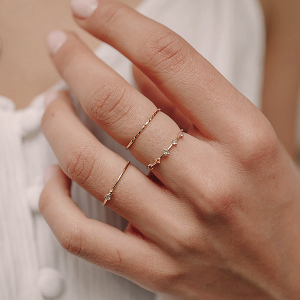 Delicadas gemas semi-preciosas en 5 tonos componen este sutil anillo, esta realizado en plata de 1ª Ley 925 bañado en oro amarillo de 18 Ktes. Dando como resultado un delicado diseño del anillo crux. 