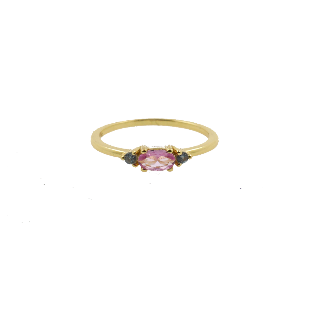La definición de delicadeza está expuesta en el anillo Trinidad. Compuesto por tres piedras: una central en talla oval en color rosa claro, situada en el medio y a sus laterales le acompañan dos circonitas aqua blue en talla circular. Plata de 1ª Ley 925 milésimas con un baño de oro amarillo de 18 Ktes. Perfecto para tu día a día. 