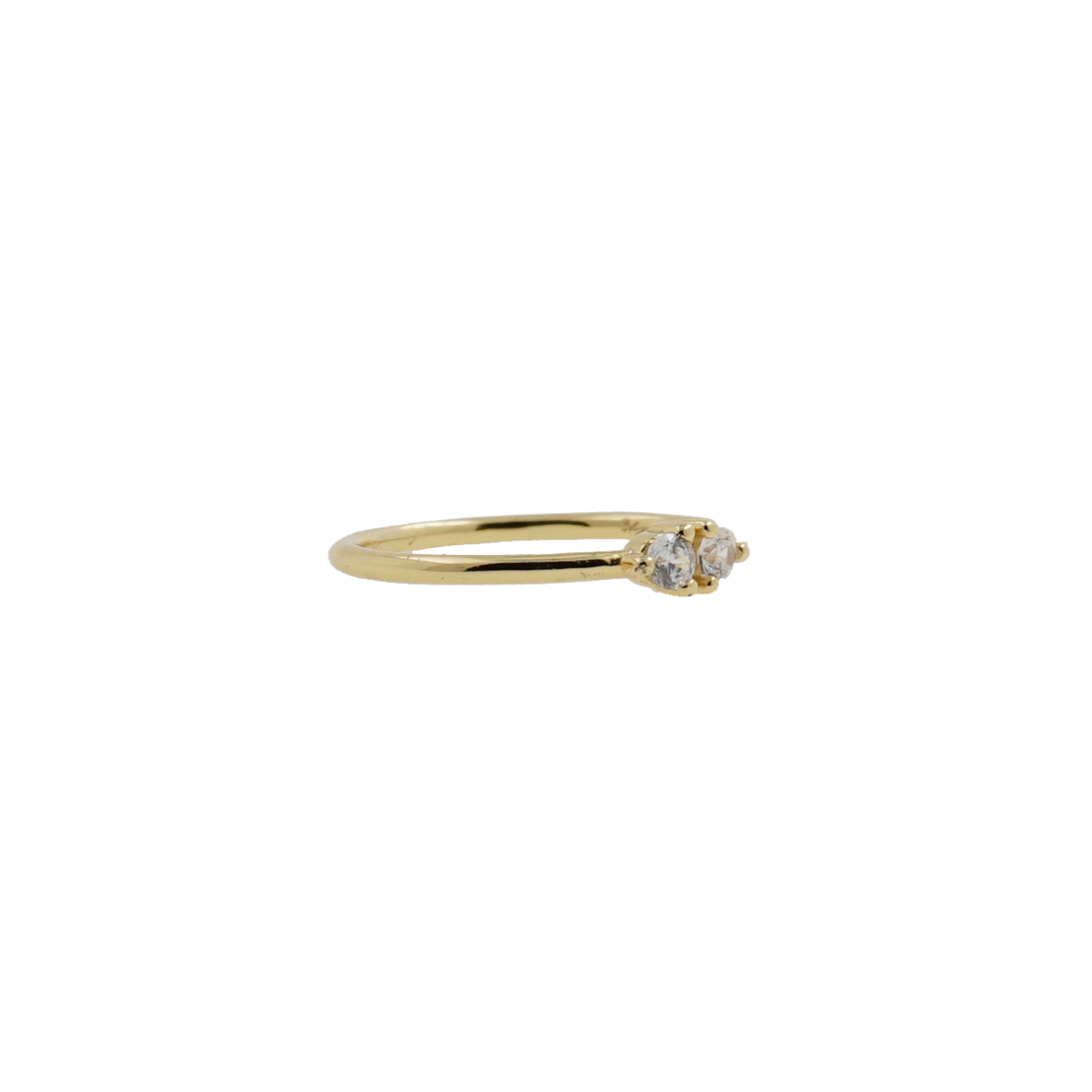 El anillo Maui reúne dos piedras blancas en talla redonda y está realizado en plata de 1ª Ley 925 milésimas acabado con un baño de Oro de 18 Kts. un discreto detalle de buen gusto.