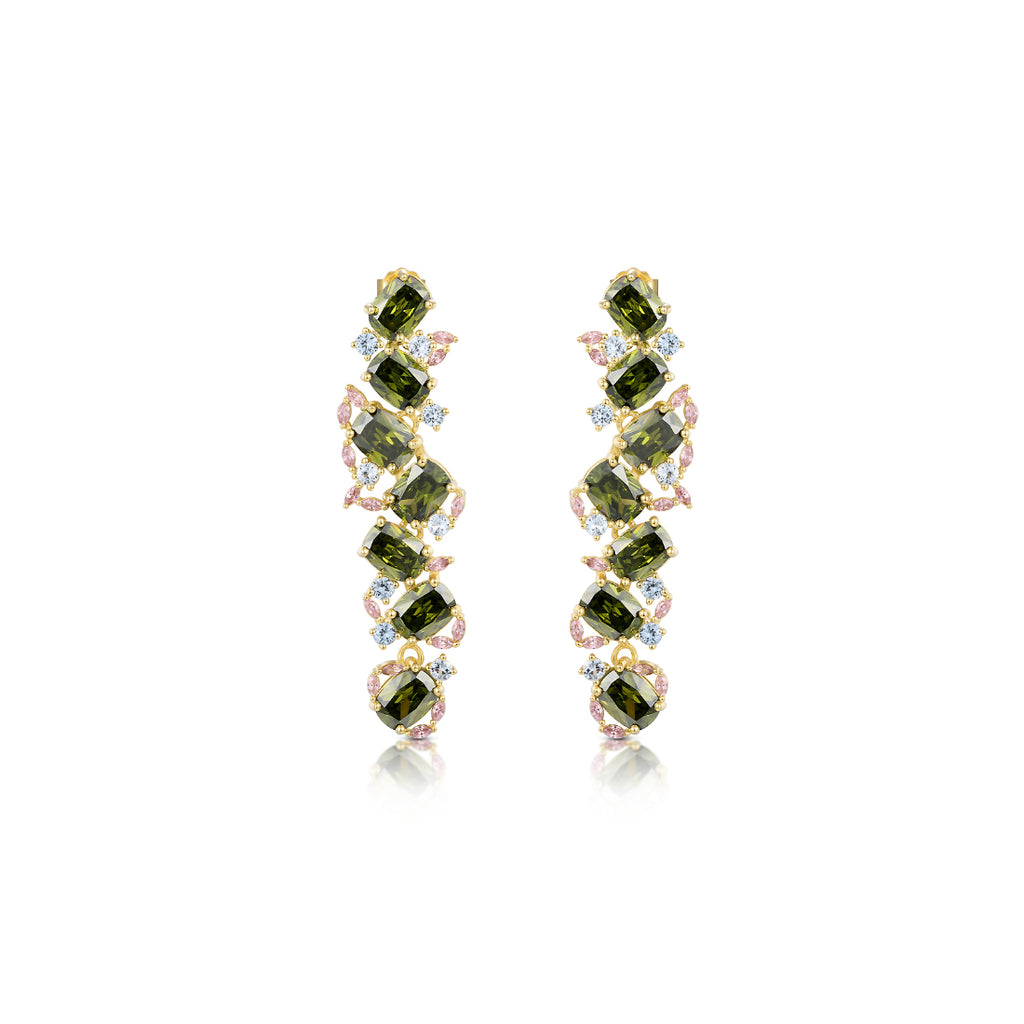 Sibela pendientes Diana largos de 55 milímetros acabados en oro amarillo, piedras grandes en color verde, piedras en talla circular en color azul pequeñas y en talla marquesa en color rosa. 