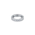 Anillo Tess con acabado en rodio y circonitas blancas de 3 mm. Un diseño elegante y atemporal perfecto para llevar a diario.