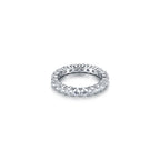 Anillo Tess con acabado en rodio y circonitas blancas de 3 mm. Un diseño elegante y atemporal perfecto para llevar a diario.