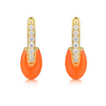 Pendientes Obelia Coral esmaltados con acabado en oro amarillo de 18 kt y circonitas brillantes.