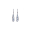 Pendientes Pacific de Sibela Studio en rodio con piedra aguamarina en talla oval y circonitas blancas. Un diseño elegante y luminoso que aporta frescura y sofisticación.