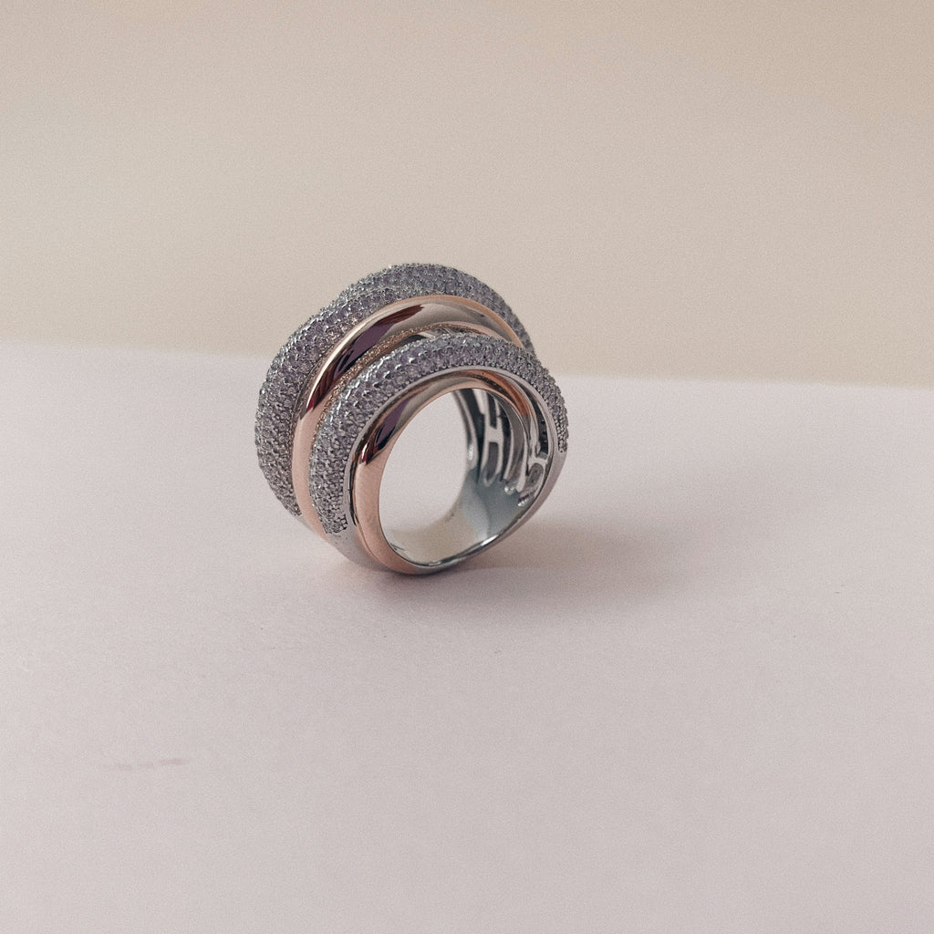 Sibela Studio anillo sultans Infinitos aros componen este anillo en plata de 1ª ley 925 milésimas acabado con un baño de oro rosa y rodio, cubierto por un manto de circonitas blancas .