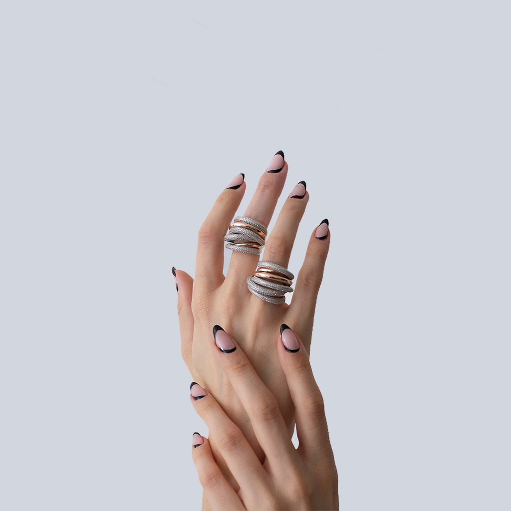 Sibela Studio anillo sultans Infinitos aros componen este anillo en plata de 1ª ley 925 milésimas acabado con un baño de oro rosa y rodio, cubierto por un manto de circonitas blancas .