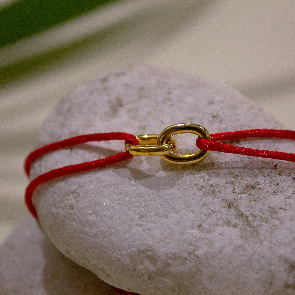 pulsera de cuerda roja con dos eslabones en oro amarillo 