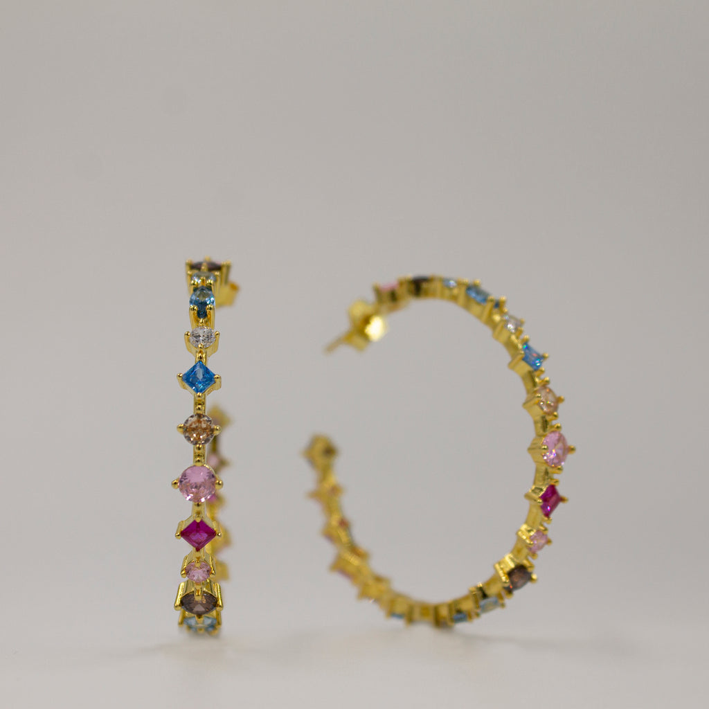sibela studio pendientes de aro Neppi de 22 milímetros dude diametro con circonitas de colores  en distintas tonalidades rosas verdes azules realizados en plata de 1ª ley 925 milésimas caballos con un baño de oro amarillo 