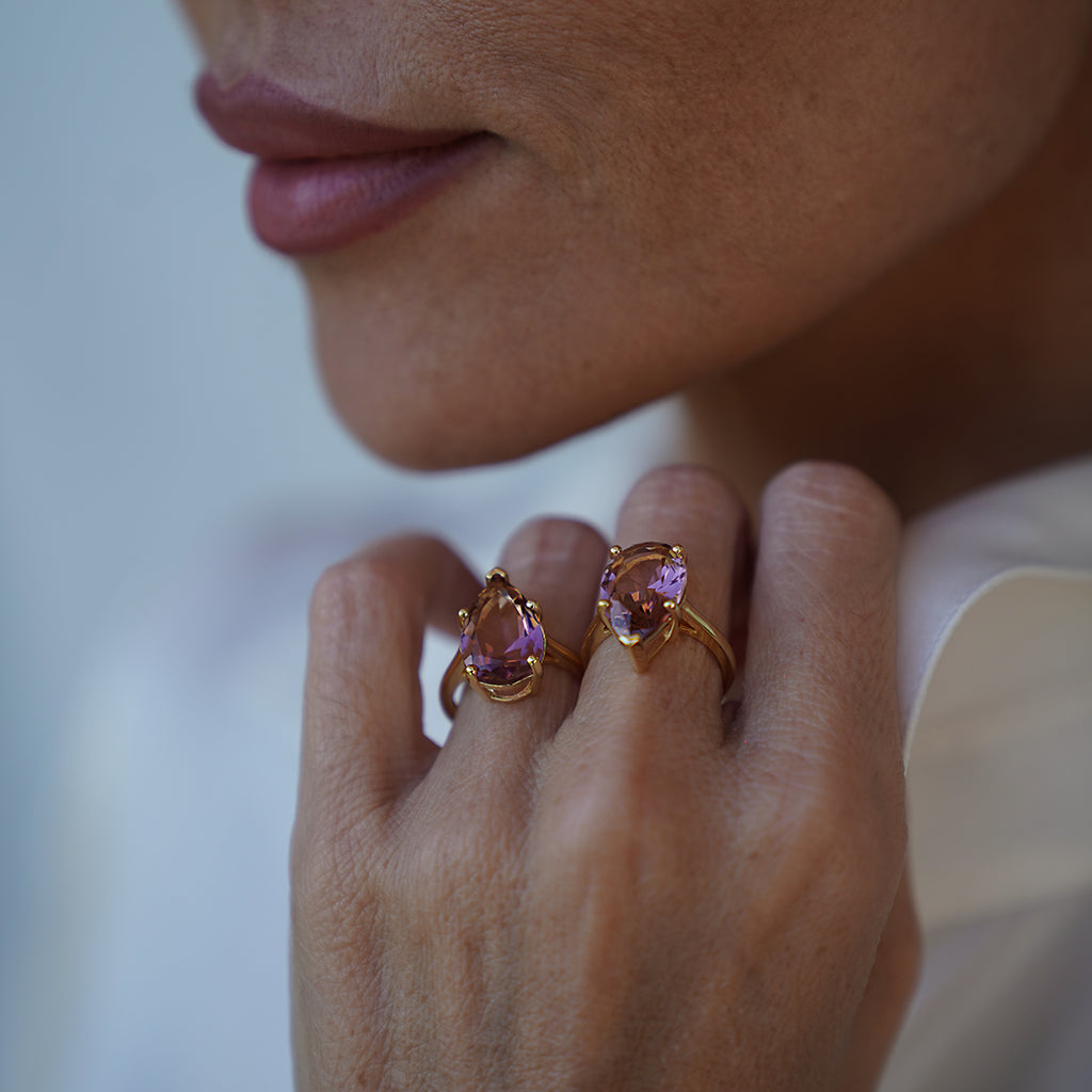 sibela studio anillo con piedra de gran tamaño en talla pera piedra rodolita acabado en oro amarillo de 18 kt 