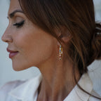 Sibela Studio y es una de las propuestas más originales de la colección, haciendo un guiño a la sutileza de todas aquellas cosas que nos hacen sentir vivos. Una pieza que a pesar de ser un clásico en nuestros joyeros es única debido a su lluvia de piedras semi preciosas que la forman en diversas tonalidades de azules, rosas, ocres, champagne, blancos, marrones, rojos y granates, es decir, la combinación perfecta. 